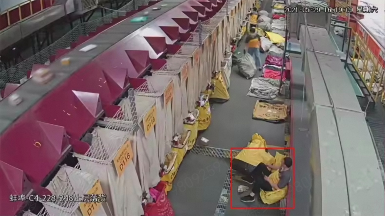 员工坐在货物上的错误行为